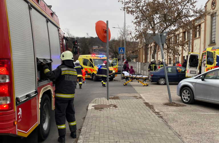 Két személyautó karambolozott Dorogon