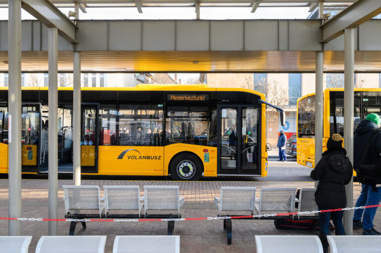 Több mint félezer új autóbusz áll munkába 2022 közepéig
