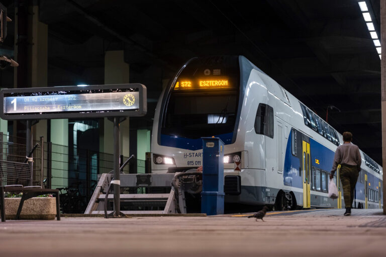 Rosszul lett egy utas, ezért késtek a vonatok