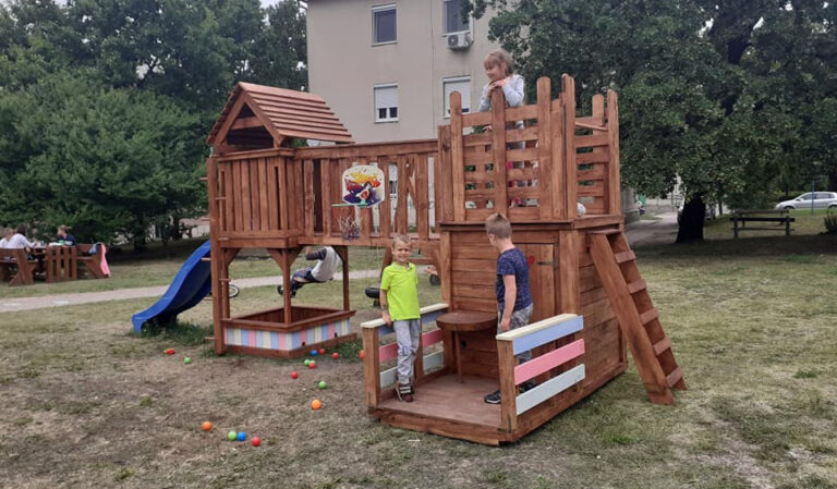 Raklapból építenek játékokat Lábatlanon