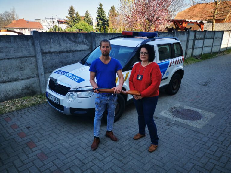 Lopott, közben malacot itatott