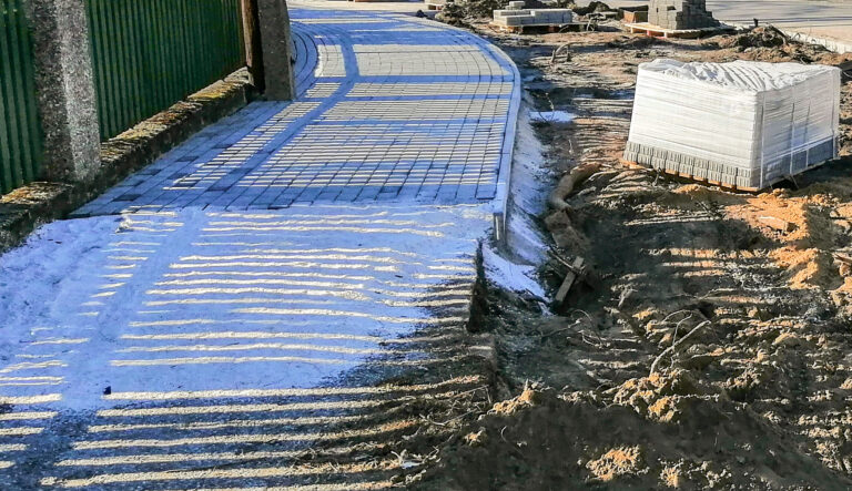 Újabb út- és járdaszakasz újulhat meg Sárisápon