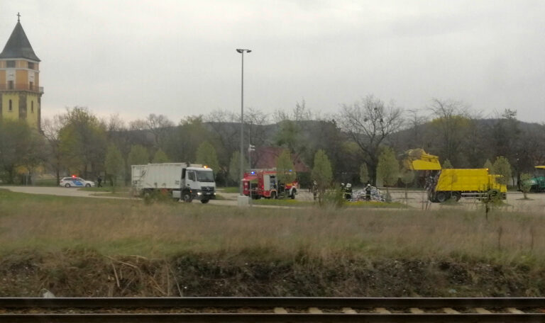 Kigyulladt egy kukásautó tartalma Dorogon