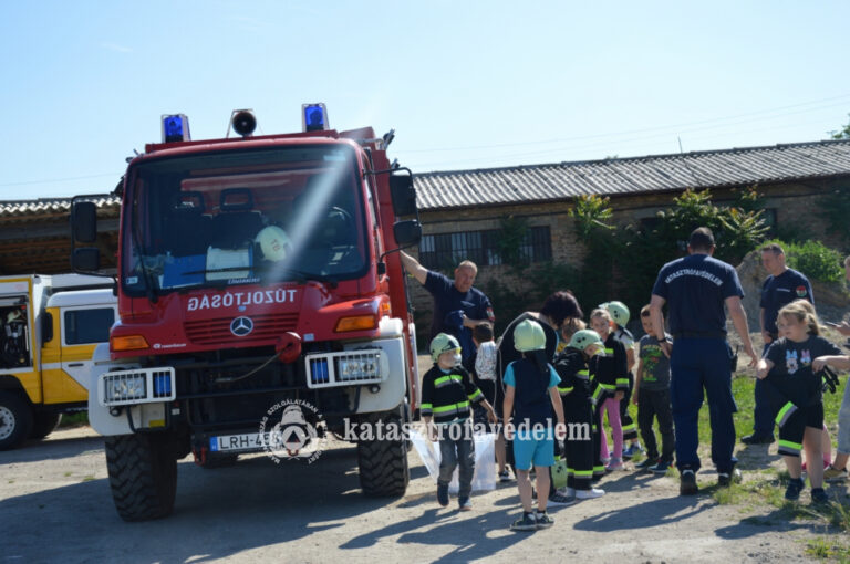Tűzoltóruhát öltöttek a lábatlani diákok