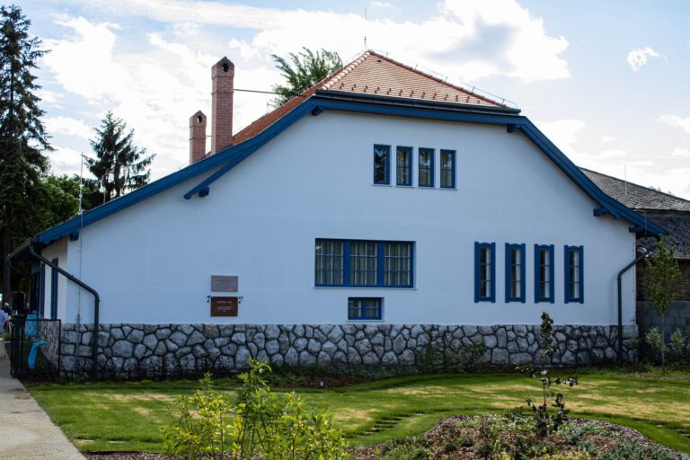 Átadták a felújított Kernstok-villát