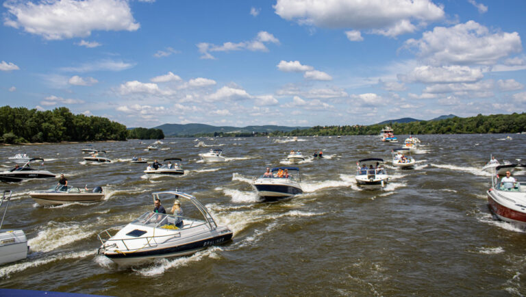 Hajós felvonulással nyitották meg a turisztikai szezont a Dunakanyarban