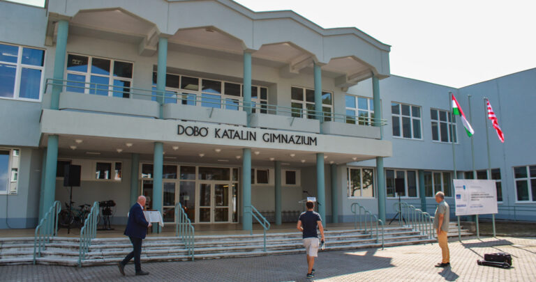 Átadták a felújított Dobó iskolát