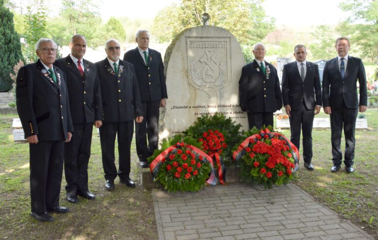 Sárisápon is a bányászokra emlékeztek