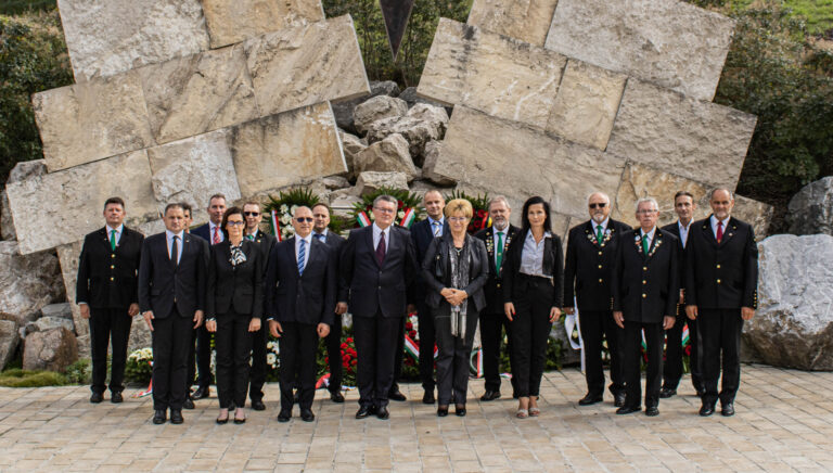 Koszorúkat helyeztek el a Nemzeti Kőbányászati Emlékhelynél