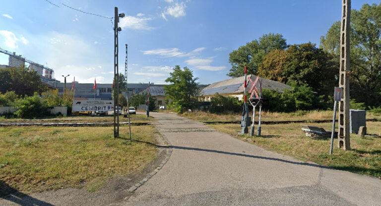 Nekiütközött a vasúti sorompónak, majd továbbhajtott