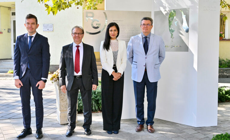 Emlékművet avattak Richter Gedeon születésének 150. évfordulóján Dorogon