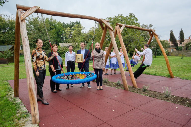 Elkészült a KEM ISZI Szent Rita Fogyatékosok Otthonának új játszótere