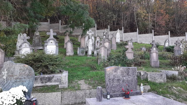 Felújítási munkálatok a csolnoki temetőnél