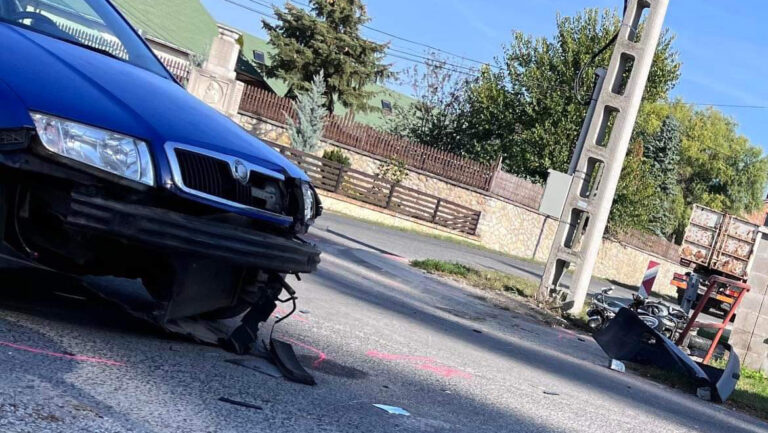 Autós és motoros ütközött Tokodon