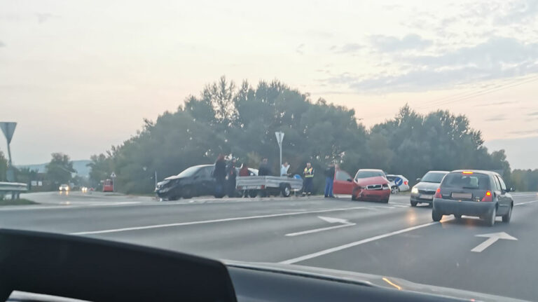 Két autó ütközött össze Tátnál