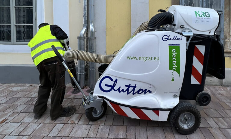 Elektromos hulladékszívóval takarítják Esztergom közterületeit