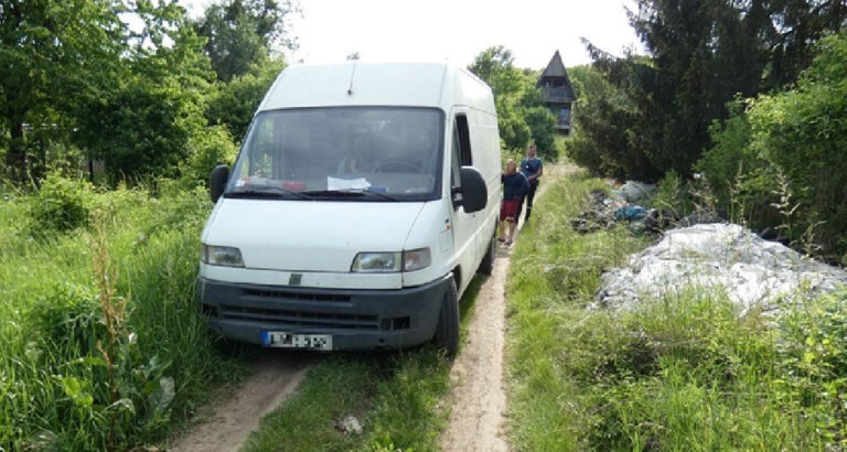 Gumiabroncsokkal dobálta tele az erdőt a fiatal esztergomi pár