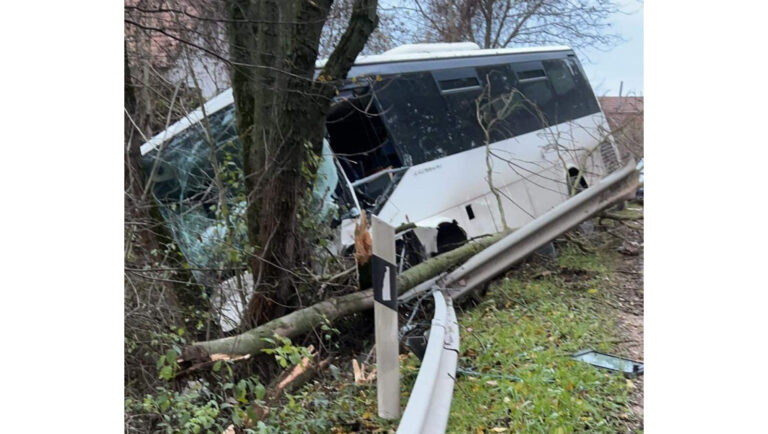 Hárman is megsérültek a Bajnánál történt balesetben