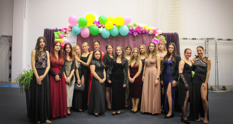 Tatán báloztak a dorogi gimisek