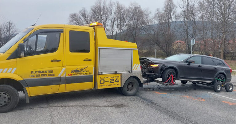 Baleset történt a 10-es úton