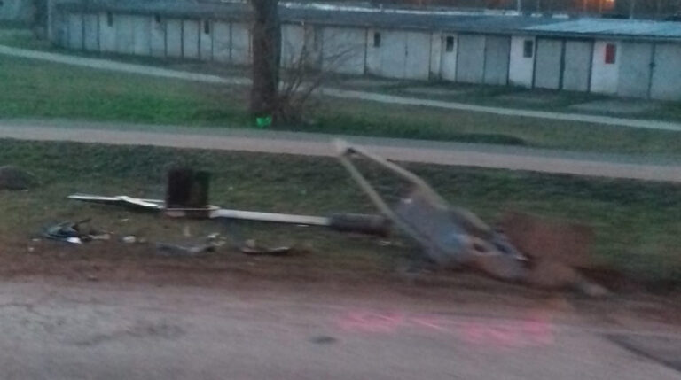 Vasúti szemafornak ütközött