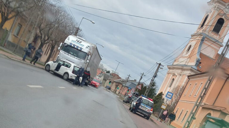 Baleset történt a 10-es úton