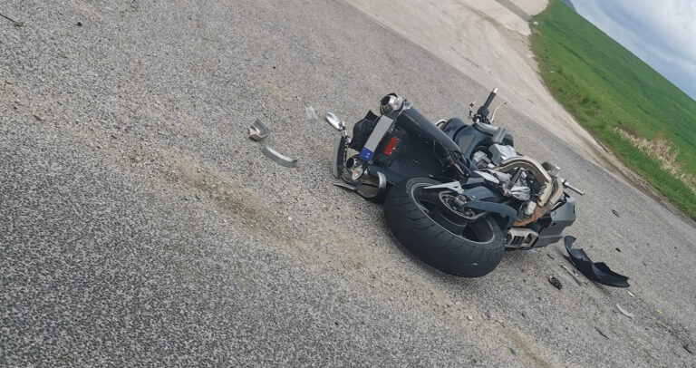 Motorossal ütközött egy autó Bajnánál