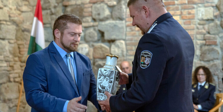 Esztergomi rendőr kapott kitüntetést a horgászoktól