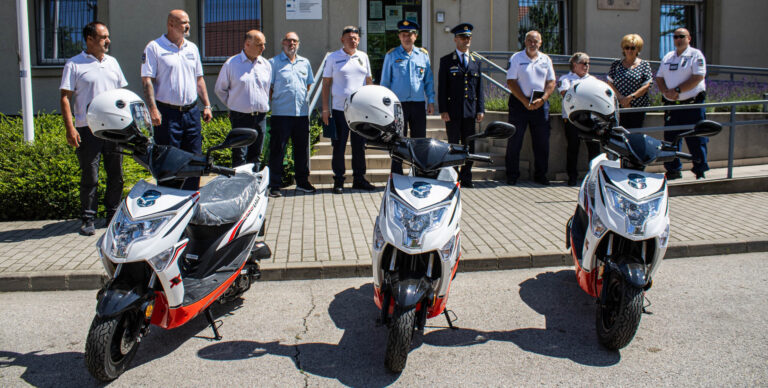 Robogókat adtak át a Dorogi Rendőrkapitányságnál