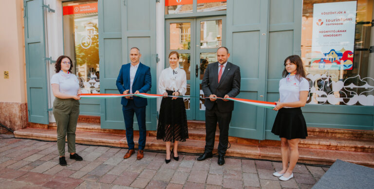 Átadták a Tourinform Esztergom Irodát