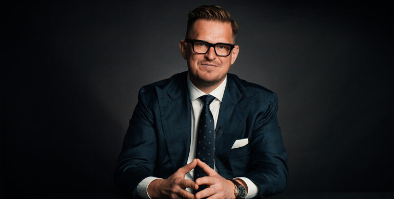 A világ legjobb éttermeit járja, százezrek követik az esztergomi étteremtulajdonost