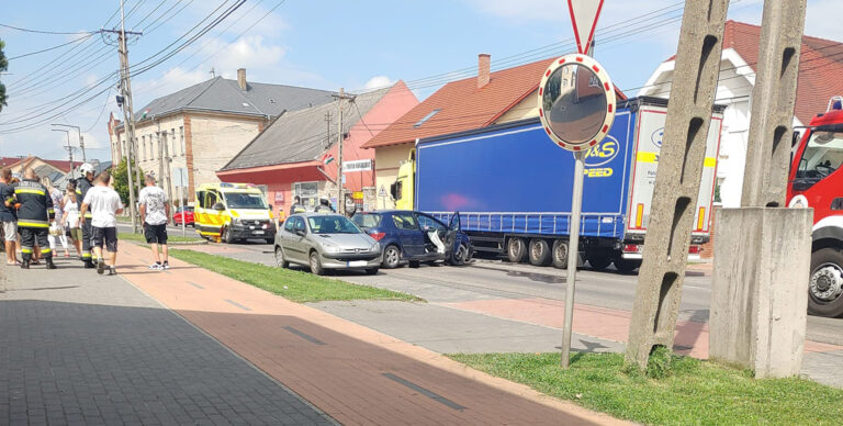 Kamion és személyautó ütközött Nyergesújfaluban