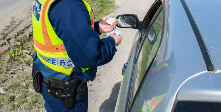 Szüneteltetve lett a vezetési jogosultsága, mégis a volán mögé ült