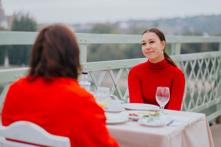 Határon átívelő reggelivel ünnepelték a Mária Valéria híd újjáépítését