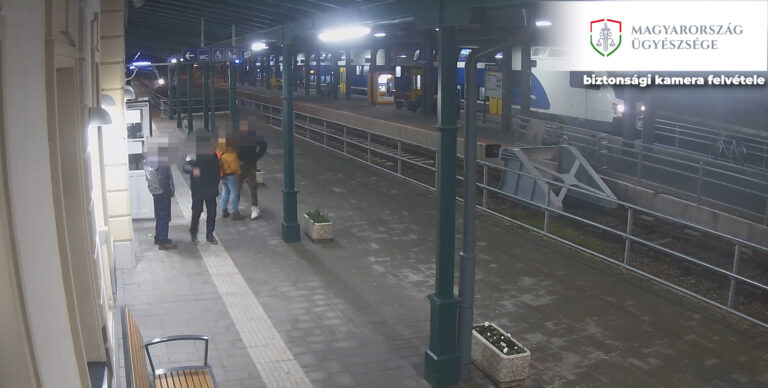 Három férfit vert meg az esztergomi vasútállomáson