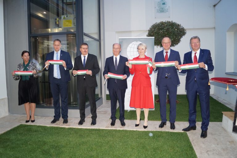 Felújított székházat adott át a kamara Esztergomban