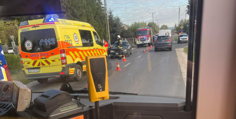 Két személyautó karambolozott Esztergom-Kertvárosban