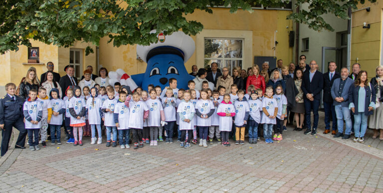 Közlekedéssel kapcsolatos eszközöket kaptak az esztergomi gyerekek
