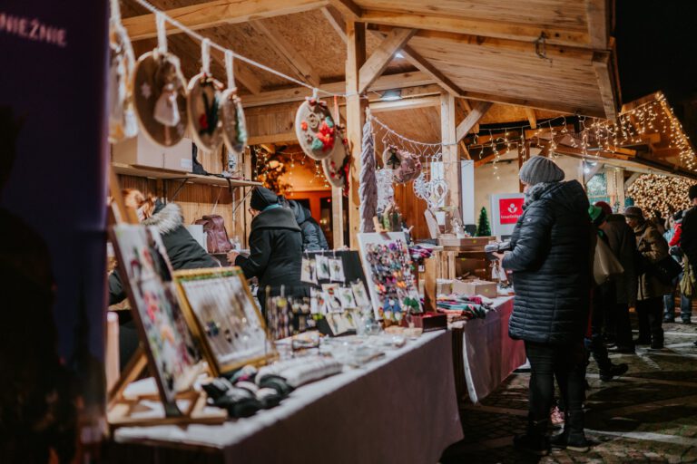 Karácsonyi zenélő fákkal és jégpályával nyit az Esztergomi Adventi Vásár