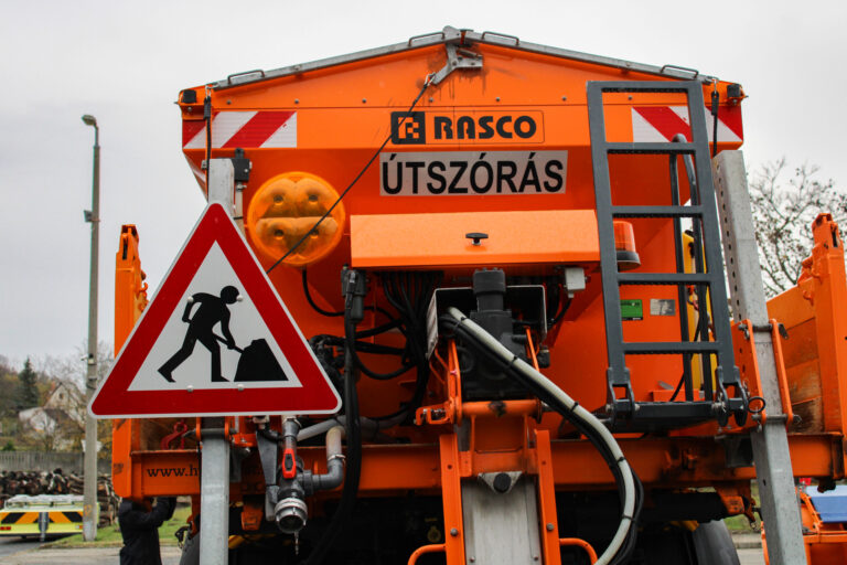 Síkosságmentesítés az esztergomi útszakaszokon