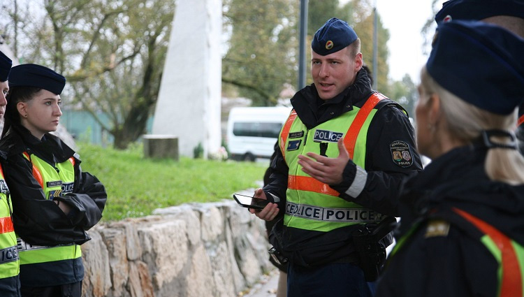 Fokozott rendőri jelenléttel találkozhattak a közlekedők az utakon