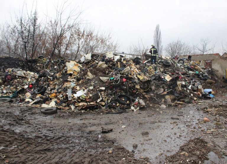 Illegálisan elhelyezett hulladék égett Esztergom-Kertvárosban