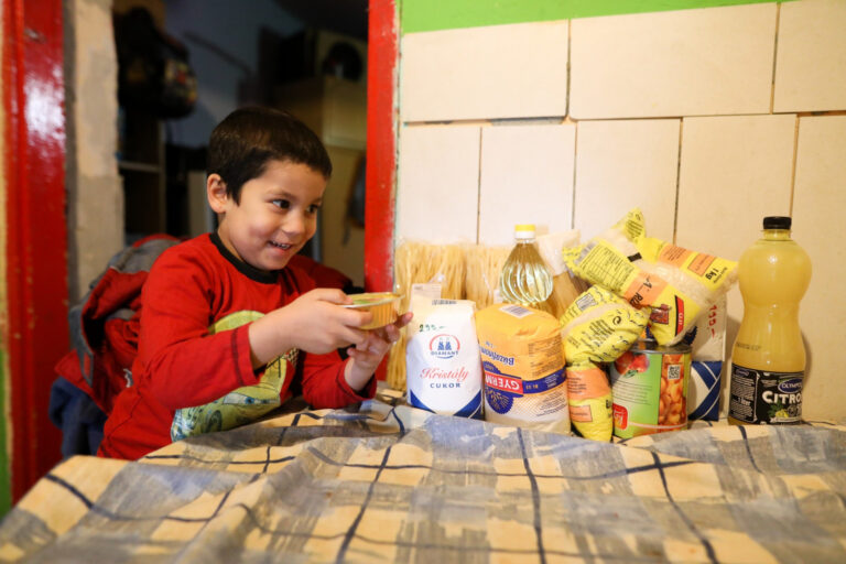 „Tartós szeretet” – a Karitász húsvéti élelmiszergyűjtése a rászorulók megsegítésére