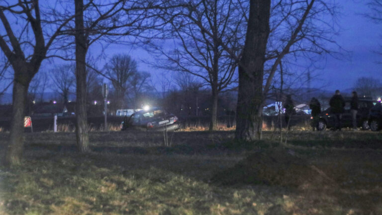 Összeütközött három személyautó Táton