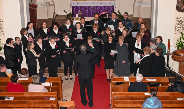 Kórusok hangja zengte be a sárisápi templomot