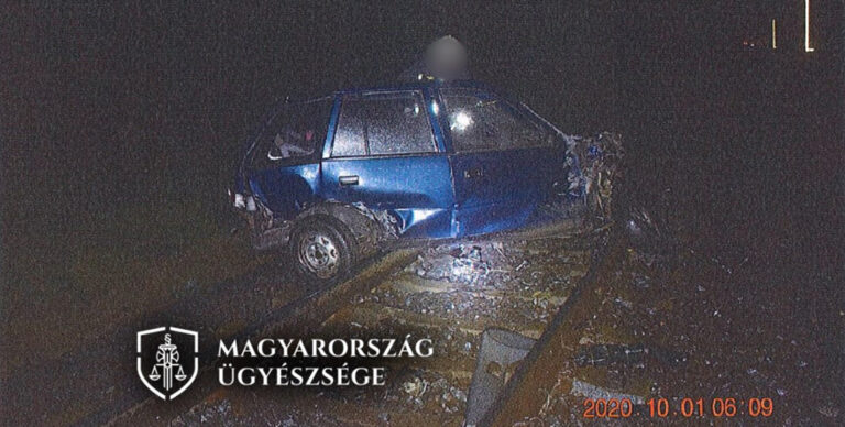 Fennakadt a síneken a személygépkocsi