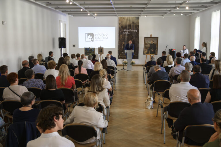 Új galéria nyílt Esztergomban Dévényi Iván néven