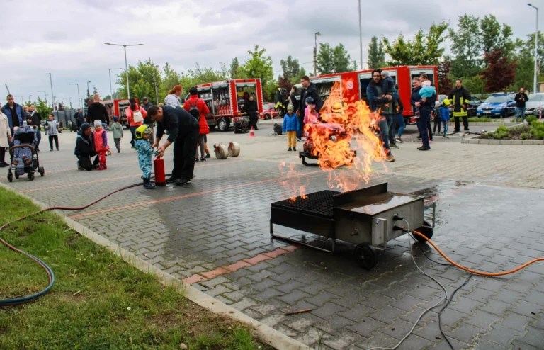 Gyermeknapon térségünk tűzoltóságai is kinyitják a kapuit