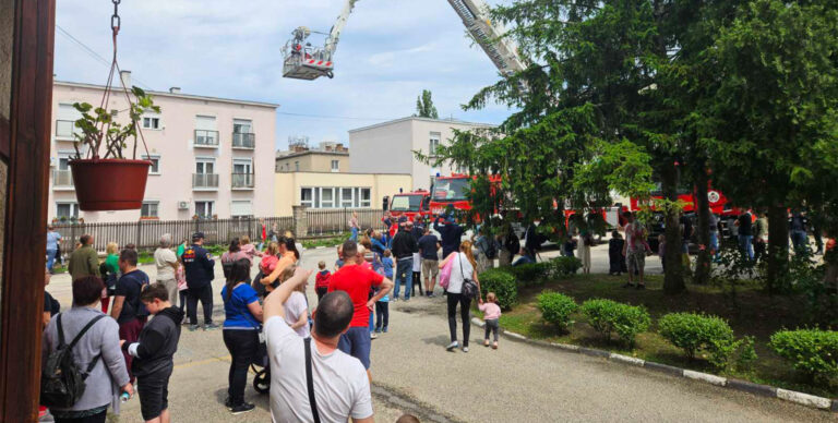 Több száz érdeklődő járt a vármegyei laktanyákban