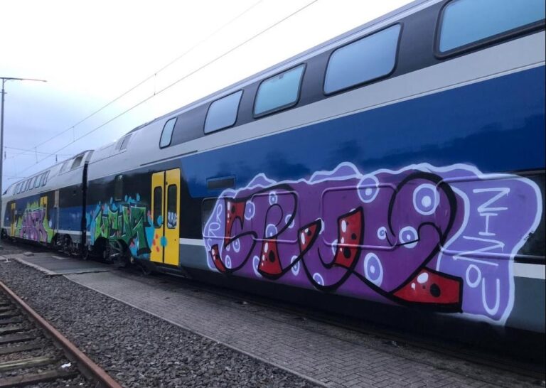 Évente több mint 100 millió forint kárt okoznak a rongálók MÁV-VOLÁN-csoport járműveiben